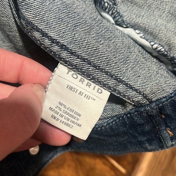 COPY - Torrid NWT denim jacket, medium wash frontier denim, size 2 (18-20) - Picture 6 of 8